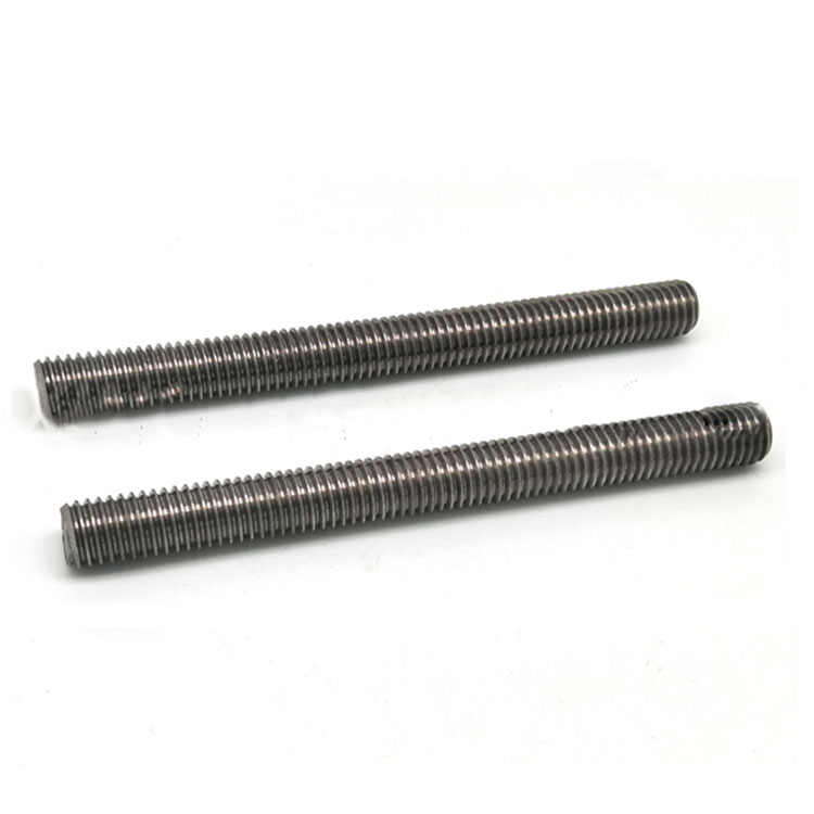 Ano ang pagkakaiba sa pagitan ng isang sinulid na baras at isang lead screw?